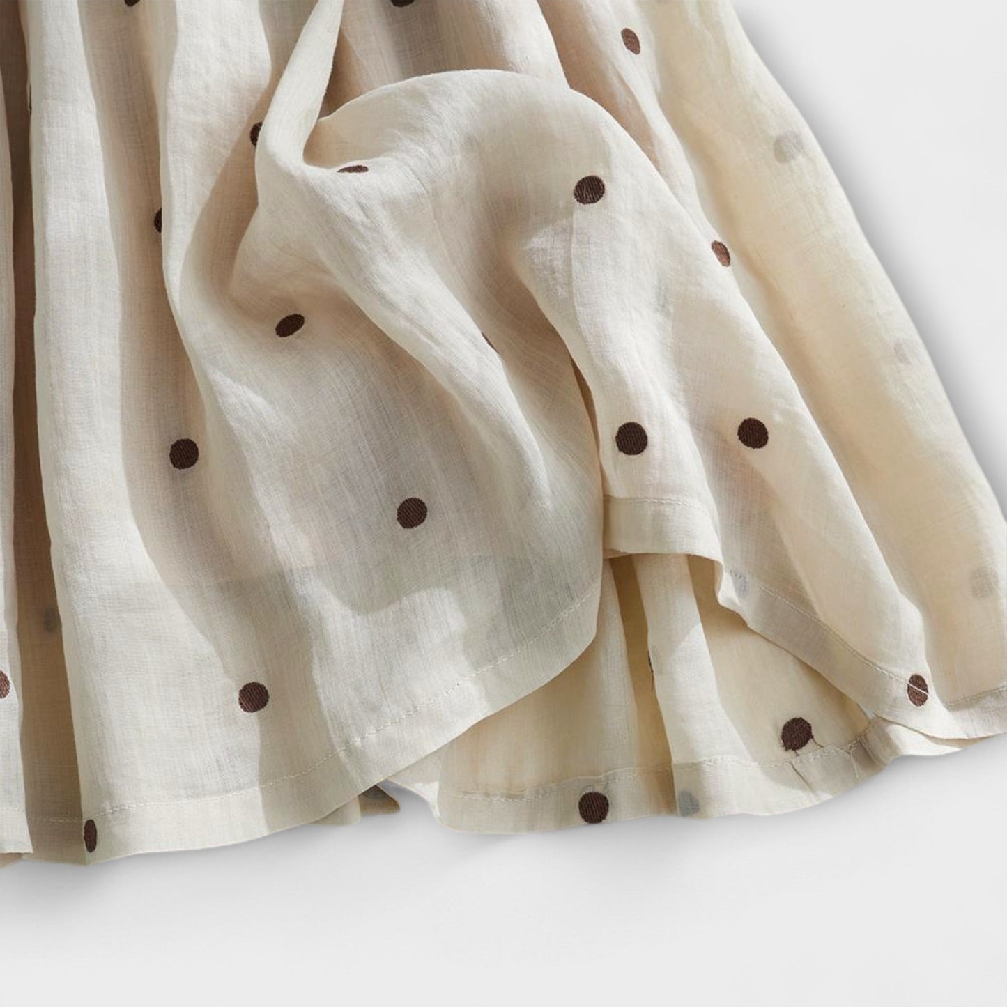 Hravá sukně s puntíky vyrobená z bavlny a lnu
