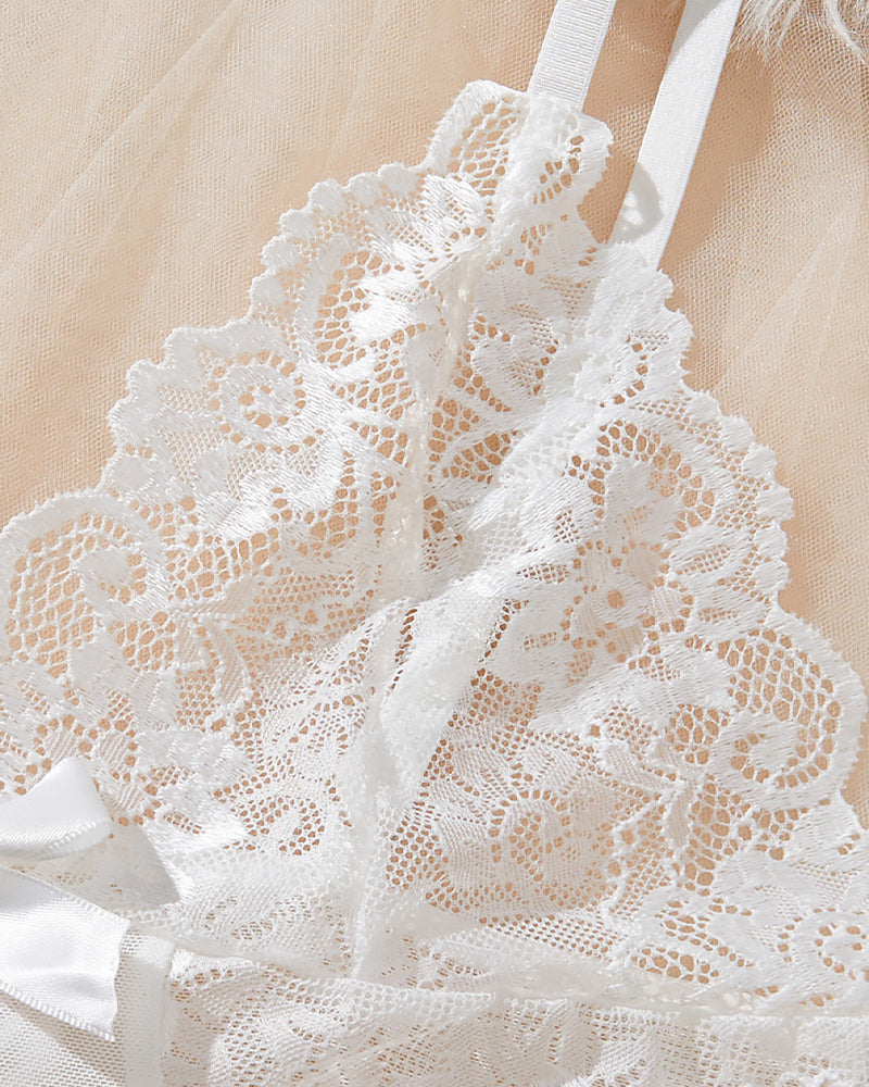 Julia™ | Smyslná noční košile z krajky s hlubokým výstřihem do V a G-stringem