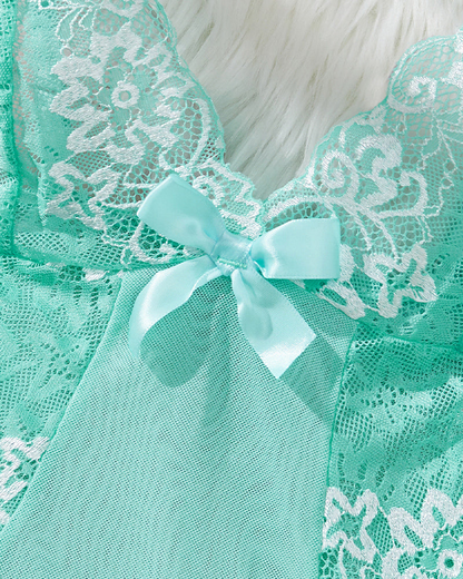 Julia™ | Smyslná noční košile z krajky s hlubokým výstřihem do V a G-stringem